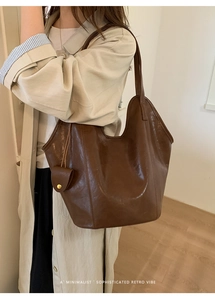 Vue détaillée du sac cabas rétro marron en similicuir avec pendentif élégant