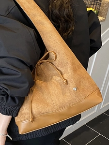 Sac cabas en daim camel avec empiècements cuir, nœud et petit logo abeille en métal