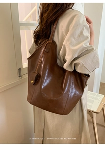 Sac fourre-tout rétro marron foncé vu de dos pour montrer sa grande capacité et son style épuré