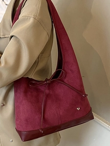 Sac fourre-tout rétro en daim bordeaux avec patchwork de cuir et détail de cœur