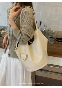 Grand sac cabas minimaliste blanc crème avec petit porte-monnaie dans un cadre de vie réel