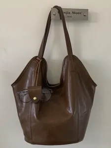 Sac Fourre-tout en Cuir PU de Grande Capacité pour Femmes Sac à Épaule Rétro Simple Avec Charme de Sac Sac Seau Sous le Bras pour Trajet Voyage