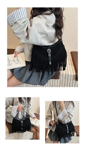 Détail du sac hobo en daim noir avec de longues franges et boucle en métal gravé