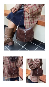 Détail du sac bandoulière marron vintage à franges et boucle sur une tenue en tweed