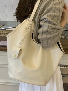 Grand sac fourre-tout beige en similicuir brillant avec pochette accessoire et bandoulière