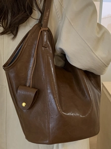 Grand sac seau rétro en cuir ciré marron foncé pour le transport de mode automnale