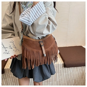 Vue détaillée du sac bandoulière vintage en daim marron avec de longues franges et boucle