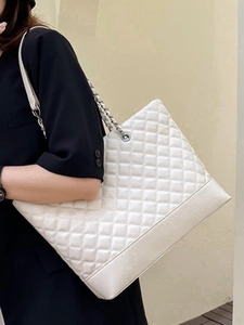 Borsa tote trapuntata bianca con catena d'argento, stile minimalista di tendenza