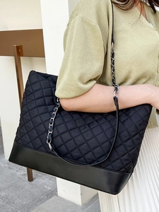 Borsa tote trapuntata nera con tracolla a catena e motivo a rombi per il pendolare quotidiano