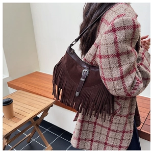 Détails du sac bandoulière en daim marron foncé avec franges occidentales et boucle en métal