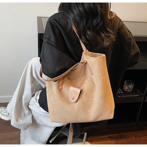 Détail du grand sac cabas en suédine camel avec fines lanières et boucle en métal décorative