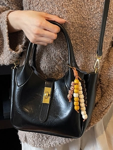 Elegante bolso de mano negro en ecocuero con cuentas de madera vintage y cierre dorado