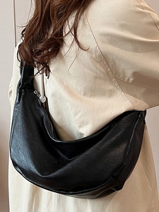 Schicke schwarze Halbmond-Umhängetasche aus Kunstleder mit minimalistischem Metall-Reißverschluss