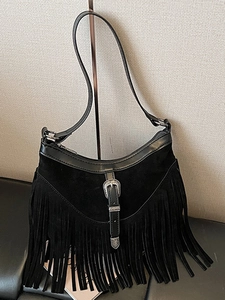 Sac sous l'aisselle vintage en daim noir avec de longues franges et une boucle rétro