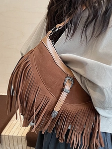 Sac à main vintage en daim marron avec franges et boucle métallique gravée