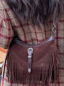 Sac à bandoulière vintage en similicuir marron foncé avec franges et boucle en métal rétro