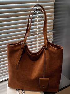Grand Sac Fourre-Tout en Suédine pour Femmes Sac à Épaule Vintage Avec Pendentif Décoratif Sac à Main de Mode Urbaine Automne