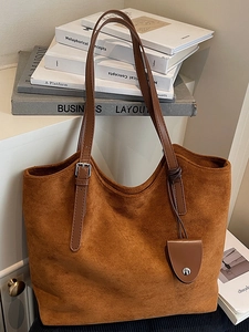 Grand sac cabas vintage en daim marron avec fines bandoulières et boucle en métal argenté