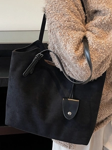 Grand sac cabas noir mat minimaliste avec bandoulière réglable et pendentif décoratif