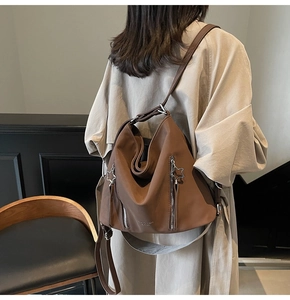 Close-up of brown leather backpack featuring a star-shaped zipper and PIYI & BAG logo