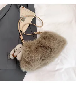 Sac seau en peluche marron avec un joli charm de lapin et une fine bandoulière