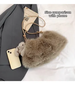 Vue détaillée du sac seau en peluche avec breloque lapin et fine bandoulière en cuir