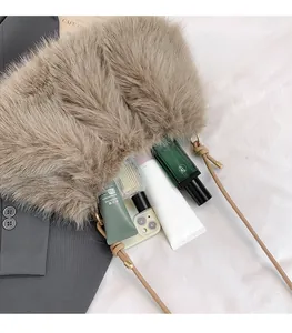 Détail intérieur du sac seau en peluche montrant une grande capacité pour accessoires
