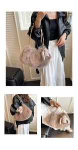 Trois vues montrant un grand sac seau en peluche avec un pendentif lapin mignon