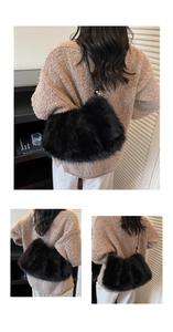 Vue détaillée d'un sac d'épaule en fausse fourrure noire avec texture douce en peluche