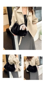 Détail du sac seau en fausse fourrure noire avec décoration de lapin en peluche 3D