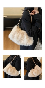 Détail de la texture douce en fausse fourrure beige avec fine bandoulière en cuir