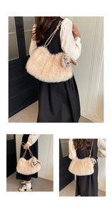 Détail du sac seau en peluche beige avec un charm lapin mignon et une anse d'épaule
