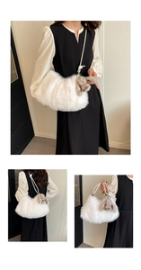 Détails d'un sac seau en fausse fourrure blanche avec un adorable porte-clé lapin