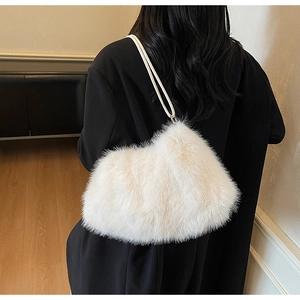 Vue détaillée du sac à bandoulière en peluche blanche douce avec texture fourrure