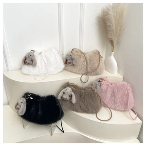 Sacs à bandoulière en fausse fourrure en cinq couleurs avec breloques lapin mignonnes