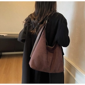 Détail du grand sac cabas en daim bordeaux avec bandoulière réglable pour femme