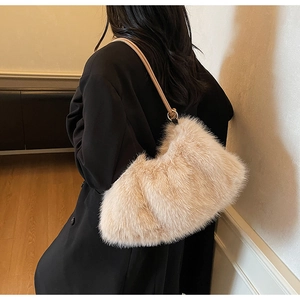 Détail du sac à épaule en fausse fourrure beige avec bandoulière en cuir et anneaux