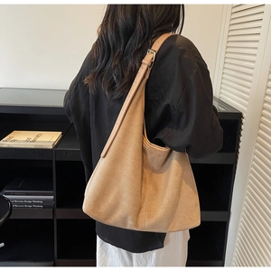 Sac fourre-tout minimaliste en daim chameau avec bandoulière réglable pour le quotidien