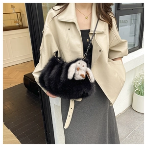 Détail du sac cabas en fausse fourrure noire avec un lapin en peluche blanc mignon