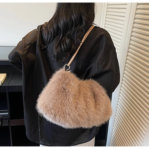 Détail du sac bandoulière en fausse fourrure marron clair avec anneau doré et fine lanière