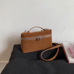 Detailansicht einer braunen Wildleder-Box-Tasche mit Reißverschluss und Schultergurt