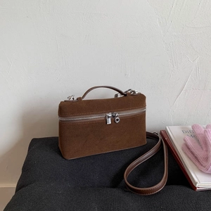 Detail der braunen Box-Tasche aus Wildleder mit silbernem Doppelreißverschluss und Griff