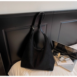 Détail du sac cabas Hobo en daim noir avec bandoulière en cuir et boucle en métal doré