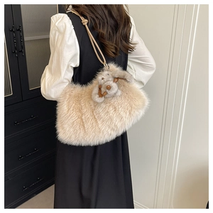 Détail du sac à bandoulière en fausse fourrure beige avec breloque mouton en peluche