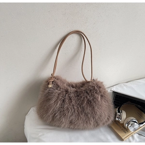 Détail du sac à épaule en peluche marron doux avec finitions dorées et fausse fourrure