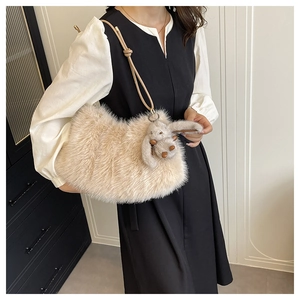 Détail du sac bandoulière en fausse fourrure beige avec texture douce et breloque lapin mignonne