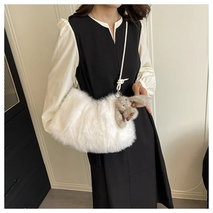 Détail du sac à bandoulière en peluche blanche avec sangle en corde et lapin gris