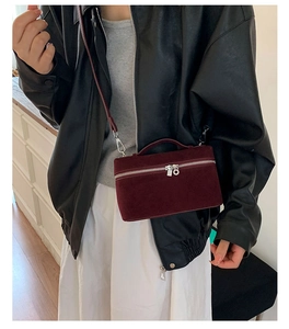 Detailansicht einer burgunderroten Box-Bag aus Wildleder mit hochwertiger matter Textur