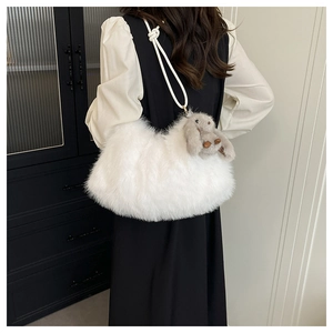 Détail du sac seau en fausse fourrure blanche avec pendentif lapin mignon