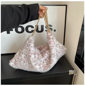 Détail d'un sac cabas en fausse fourrure léopard rose et gris avec anses en métal doré